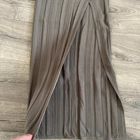 NWT Guess woman’s sweater maxi skirt and crop top set, Sz S - Picture 4 of 7